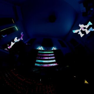 Visionnage de vérification la fin du futur show en 4D au studio avec un spectateur surprise... 

#mapping #videomapping #nanoleaflightpanels #insta360