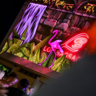La façade de Lou Bassaquet a ouvert un passage vers une oasis tropicale grâce au mapping vidéo.
🦩Flamants roses, cascades, couleurs vibrantes... 
🍸de quoi se rafraichir avec un cocktail en immersion. 

#trets #loubassaquet #evenementiel #artnumerique