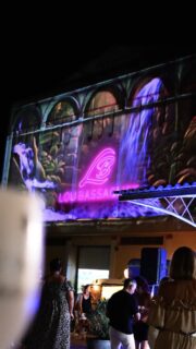 Explosion de lumière à @cellier_lou_bassaquet.
🍾🍇La bouteille monumentale de 5,5 m s’est couverte de panoramas géants, d’étiquettes en mouvement, de particules tourbillonnant comme des éclats d’énergie.
🦩🌊Sur la façade du cellier, le mapping a déployé des vagues de couleurs, des textures vivantes, immergeant les convives dans le thème "Tropical" de la soirée.
#provence
#videomapping
#vignoble
#creativeevent
#artnumerique
#trets
#spectaclelumineux
#terroir